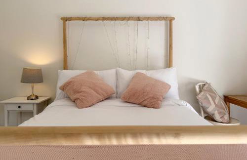 Historic Hampshire Cottage with Private Putting Green - Photo 14