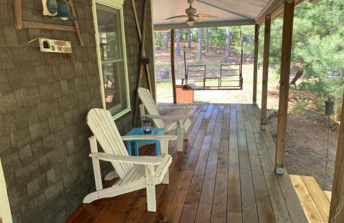 Cabin in the woods with fire pit and porch - Foto 14