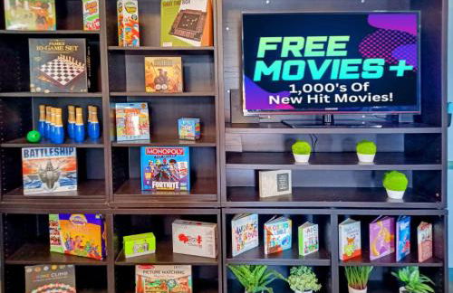 Ultimate Game Room Oasis for 12 - Private Patio - BBQ - 2 Kings - 6 TVs - Full-Body Massage Chair - Foto 12