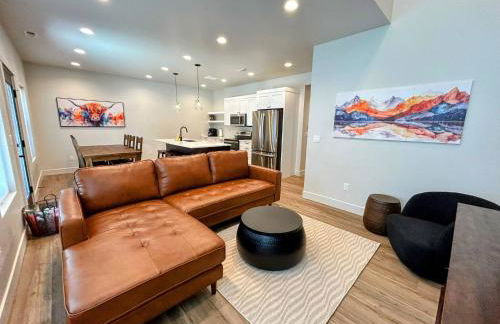 Alpine Escape Luxury Retreat, Hot Tub, Walkable, Mountain Views, 3 King Beds - Foto 1