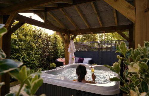 Scenery Hill Hideaways The Coach House Charming Retreat with Jacuzzi and BBQ Hut Near the Lake District - Photo 1