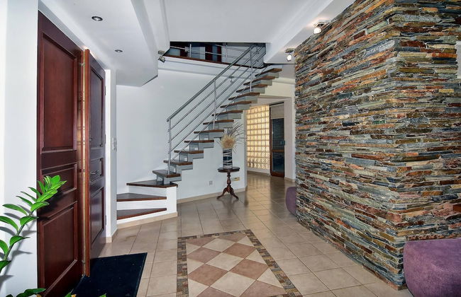 Incredible Large Villa In Paphos Sleeps 14 Children Pool, Jacuzzi, Huge Garden - Foto 60