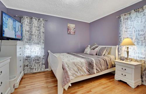 Super Cute & Cool Home with 65Inch TV 2Baths 4 Bedrooms 2King Beds BBQ Grill Fenced Backyard - Foto 54