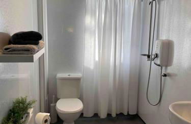 Lovely 2 bed apartment with hot tub log burner and off street parking - Foto 18