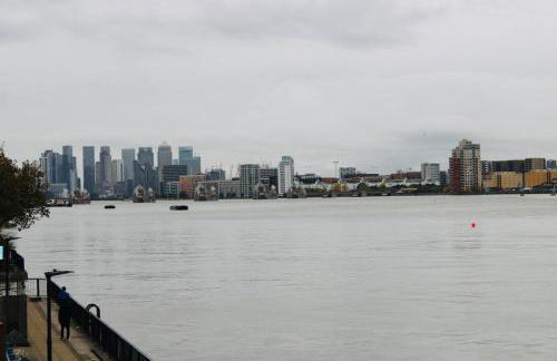 Amazing River view 2 bedroom apartment, sleeps 6, balcony and parking - Foto 12