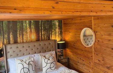 Otter 1 - Private Hot Tub - Bali Inspired Lodge - Bath - Longleat - Wiltshire - Photo 19