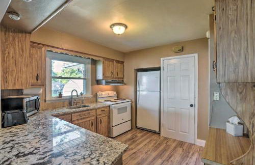 Lakefront Cottage with Fishing and Private Yard! - Foto 9