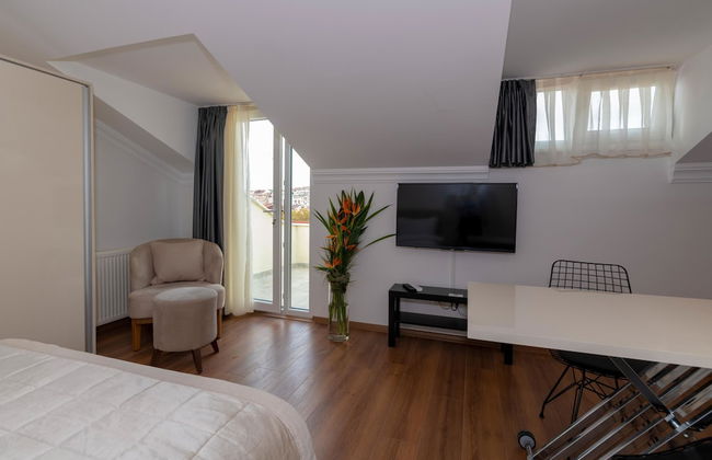 Joy Suites - Photo 24