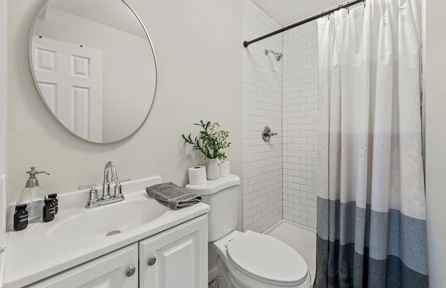 The Evergreen Escape by Avantstay Modern Cabin w Volleyball Court Hot Tub - Foto 43