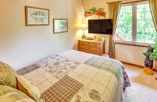 Fish Haven Cabin with Game Room, Views and Deck! - Foto 25