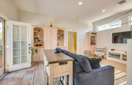 Luxe Pasadena Casita with Fireplace and Grill - Photo 9