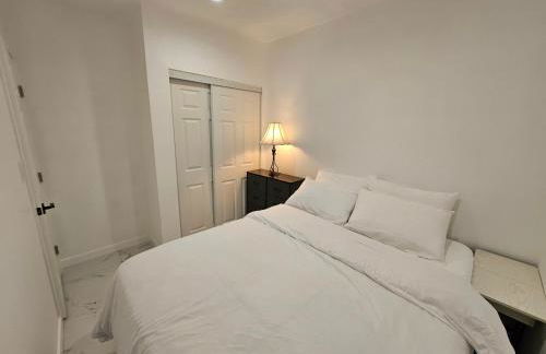 Modern Marble Retreat Private Gated ADU with Laundry & Parking - Foto 5