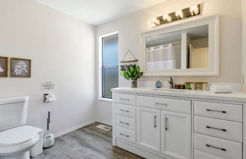 Modern Mountain View Getaway w Huge Outdoor Space - Foto 37