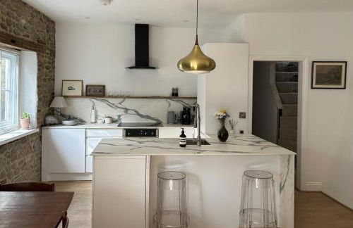 3 Bed Cottage - Sleeps 6 - Pets - Parking - Wifi - Foto 1