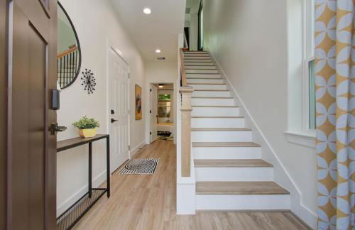 3bd-Rooftop Movie Theater-BBQ-Retro Music Theme-Downtown 8mins - Photo 27