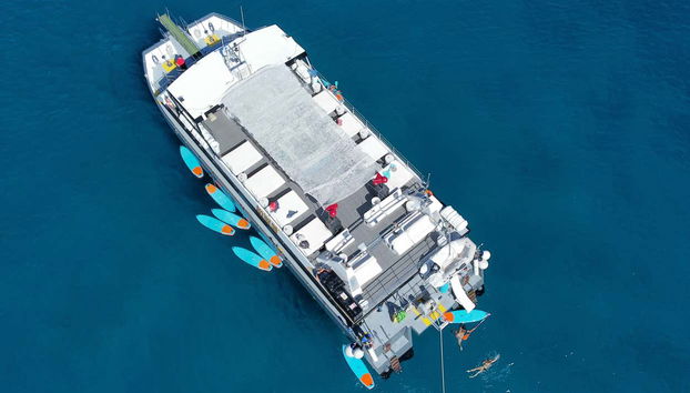 Jeux aquatiques durant l'excursion aux criques de Formentera