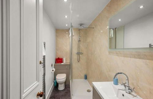 Rosebank House - 12 Guests, 6 Ensuite Bedrooms, EV point, Games Rooms, Wood Burner, Pet Friendly! - Photo 54