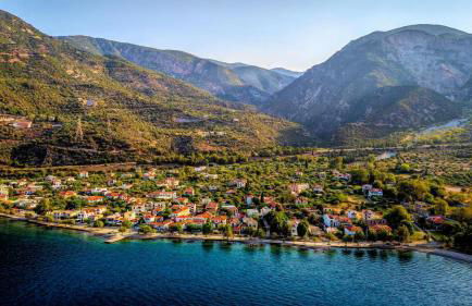 Steinturm mit Dach-Terrasse zwischen Fluß, Meer und Gebirge- Spiti Pirgos - Foto 4