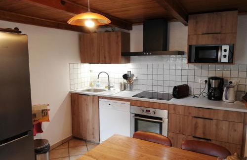 Grand gite 14 personnes ,cour ,salle de jeux, proche du village , commerces - Photo 3