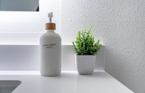 Luxury 2 Bedroom Residence With Fitness and Outdoor Pool - Photo 12