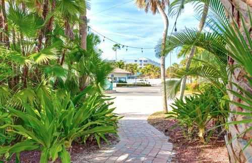 Newly remodeled 8-steps to sand path of Beach! Unit D - Foto 21