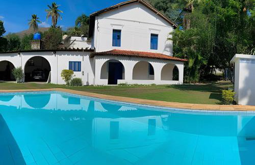 Casarão Miguel Pereira - Refúgio na Natureza com Lareira Externa, Piscina, Fondue e Amplo Jardim - 12 Min do Parque Terra dos Dinos - Foto 14