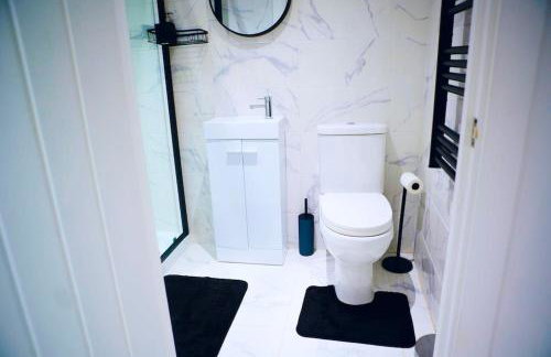 Perfect 1 Bed Apartment Sleeps 5 1 Kingsize bed 1 double Sofabed & Foldable Single bed Free Parking Wifi good transport network shopping Holiday Makers Families Contractors in North London - Photo 6