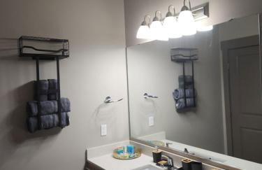 Stylish 1BR Uptown Apartment - Photo 28