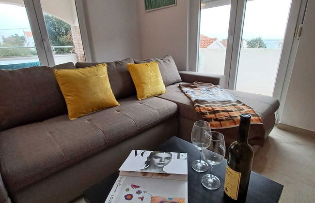 Beachfront Apartment With Balcony and Sea View - Foto 9