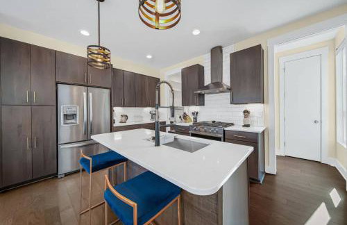 Modern 4-Story 3-BR Townhome with Rooftop Lounge - Foto 4