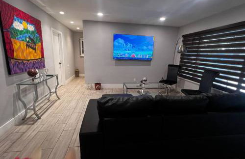 Luxurious Westchester Home Near Miami Clinics - Photo 6