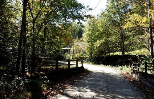 Charming Cabin Getaway with a Wood-Burning Stove in Chesterfield, Massachusetts - Foto 22