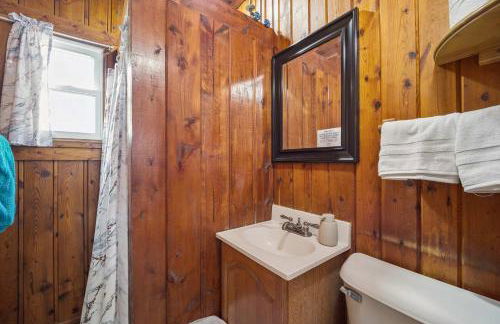 Sunnyside 2BR 1BA Relaxing Lakefront Retreat - Foto 5