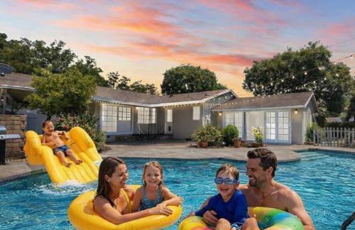 Granada Hills Private Unique Pool Luxury 4BR Family Retreat - Patio, Outdoor Dining, BBQ Grill, & Free Parking - Foto 1