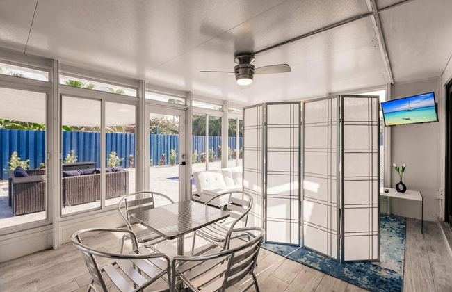 Modern Spacious Home With Pool Jacuzzi - Photo 32