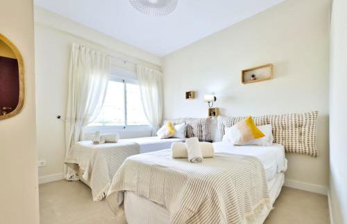 Boho Chic Apt, Frontline Sea & Paseo Views - Photo 2