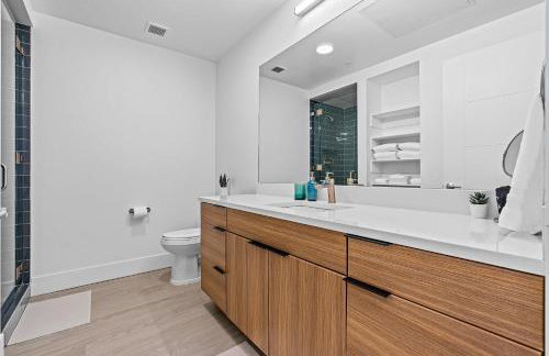 Downtown views! Amazing pool gym hottub Luxury apt - Foto 25