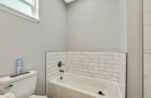 Chic Retreat-Stunning Design Cozy Fire Pit Escape! - Foto 32