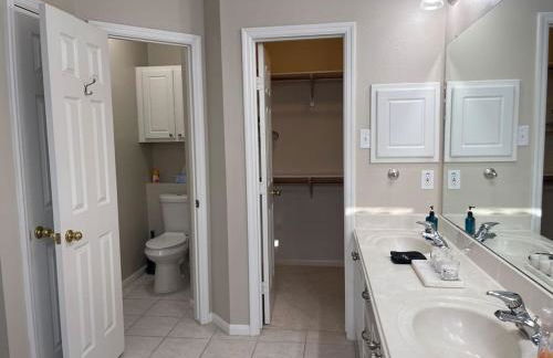 Lovely Woodlands home w/heated pool and spa! - Foto 35