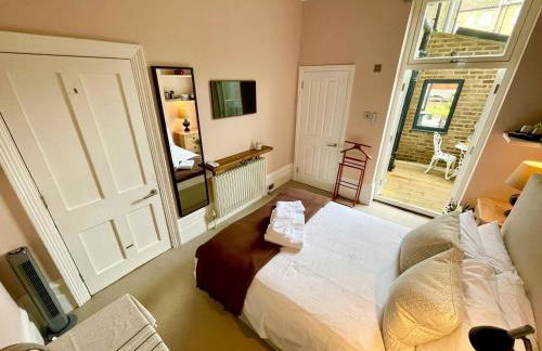 Luxury King-Bed EnSuite with Quiet Private Patio - Foto 19