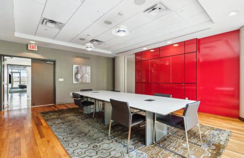 Downtown Dallas High Rise with Free Parking, Gym, Pool, City Views - Foto 25