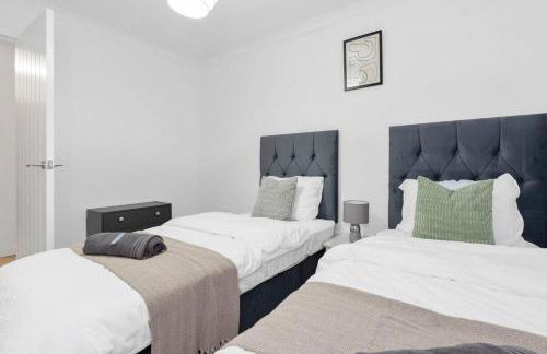 Free Parking - Sleeps 6 - Central - New Interior - Photo 2