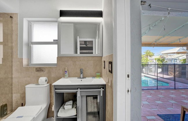 Luxe 4BR Waterfront w Htd Pool 5min to Beach - Foto 42