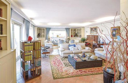 Amazing Home With Pool - Photo 16