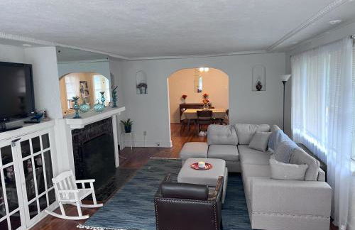 Charming 3 Bedroom Cottage Apartment in a Tudor-Style Home - Foto 6