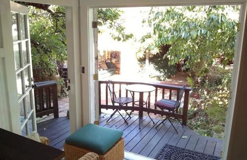 Summer-house OASIS on quiet street in ROCKRIDGE - Photo 9