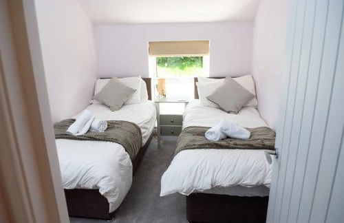 The Wave Cottage - 3 Bedroom with off road Parking for 3 Cars or Vans & EV point - Photo 63