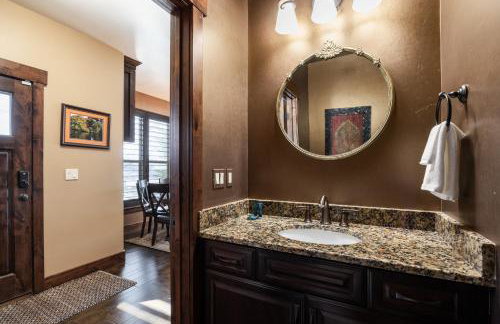 Private Hot Tub, Minutes to Ski, Cozy Getaway, Beautiful Condo- Large 3BR, Private Garage! - Photo 32