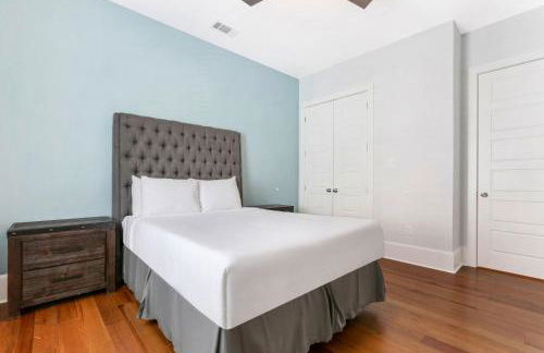 Hosteeva Brand New Condo with a Pool Steps to St Charles Ave - Foto 46