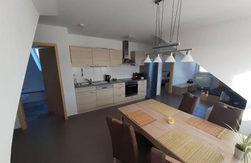 Fewo Steinhohle, DG 45qm, 1 Schlafzimmer & 1 Wohn-Esszimmer mit Bett - Foto 3